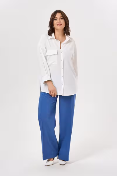 Белая блузка свободного кроя с асимметричным низом