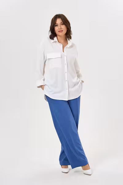 Белая блузка свободного кроя с асимметричным низом