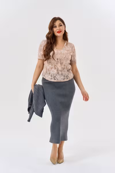 Кружевная блузка с V-вырезом персиковая прилегающая