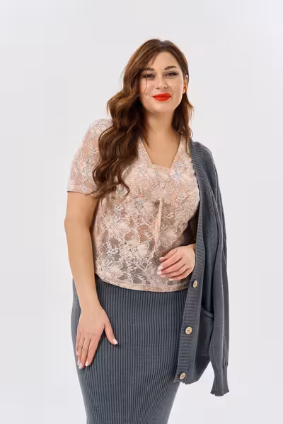 Кружевная блузка с V-вырезом персиковая прилегающая
