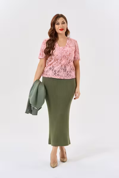 Кружевная блузка розовая с коротким рукавом и V-вырезом