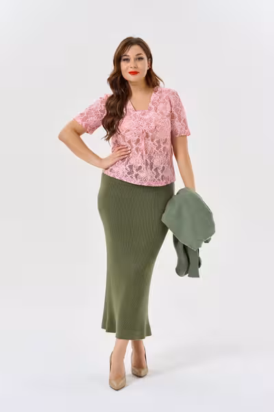 Кружевная блузка розовая с коротким рукавом и V-вырезом