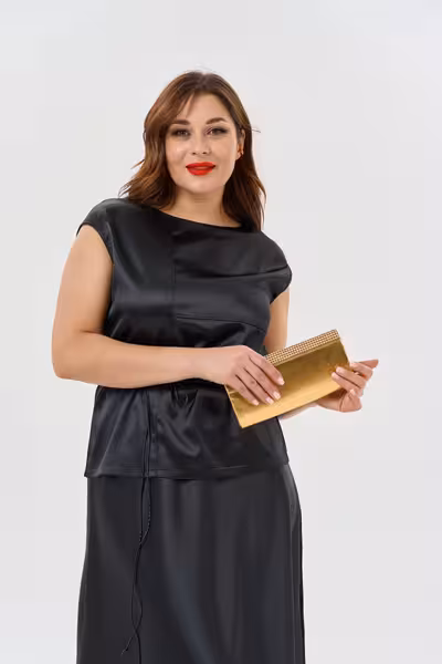 Блузка прямого силуэта с рукавами кимоно и вырезом лодочка