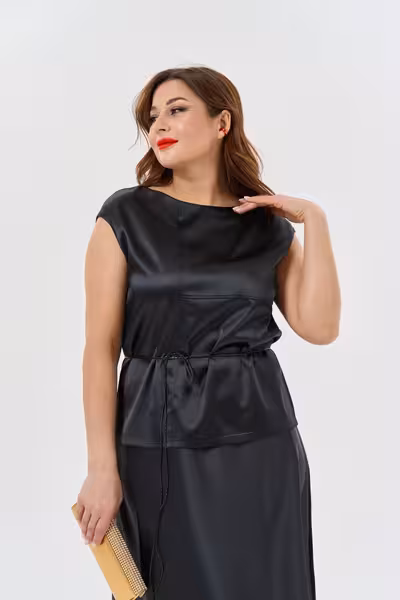 Блузка прямого силуэта с рукавами кимоно и вырезом лодочка