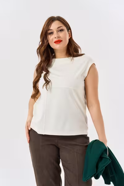 Белая блузка с рукавами кимоно и вырезом лодочка