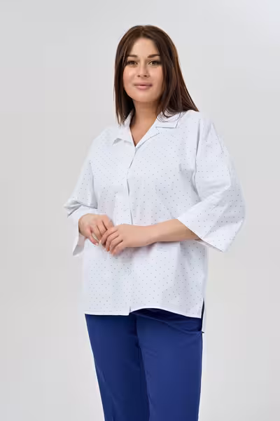 Белая рубашка в горошек с рукавом три четверти свободного кроя