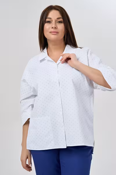 Белая рубашка в горошек с рукавом три четверти свободного кроя