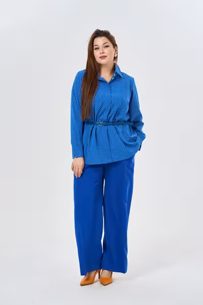 Блузка прямого силуэта с отложным воротником синяя в горошек