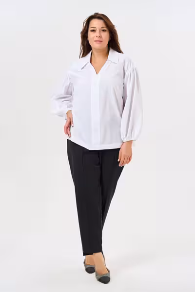 Белая блузка с объемными рукавами и V-образным вырезом