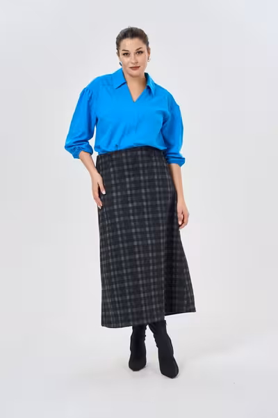 Блузка прямого силуэта с V-вырезом и рукавами 7/8 голубая