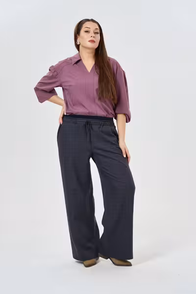 Блузка прямого силуэта с V-вырезом рукава 7/8 воротник