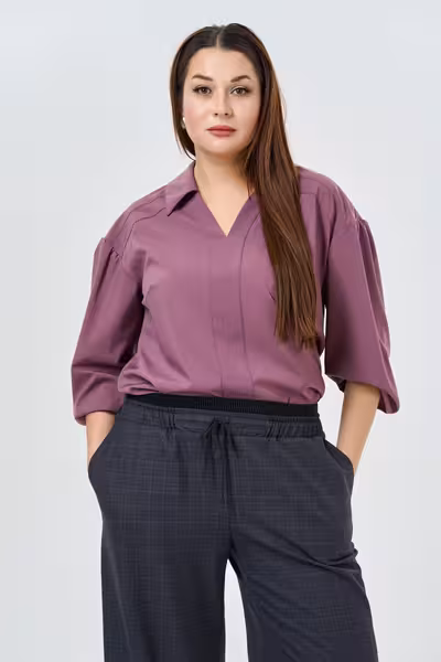 Блузка прямого силуэта с V-вырезом рукава 7/8 воротник