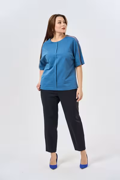 Синяя трикотажная блузка с декоративной складкой спереди
