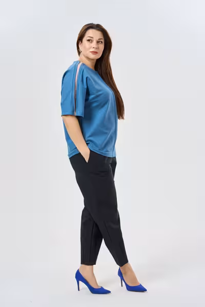 Синяя трикотажная блузка с декоративной складкой спереди