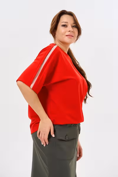 Блузка трикотажная красная со складкой и контрастной отделкой