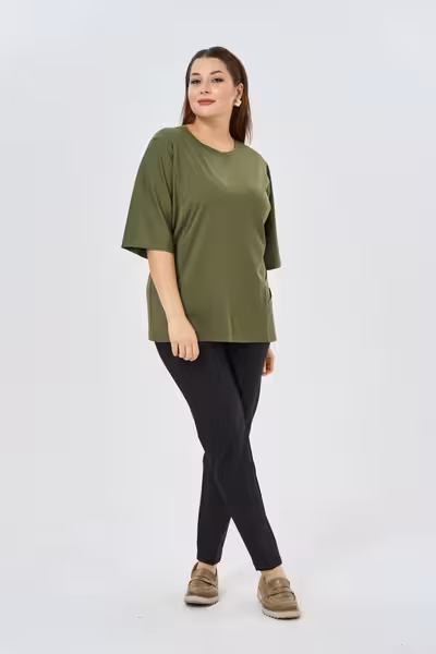 Блузка женская свободного кроя с декоративными элементами