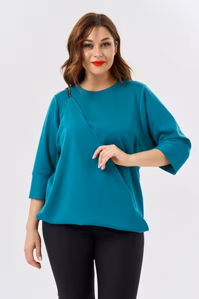 Блузка свободного кроя с асимметричным низом и лямкой