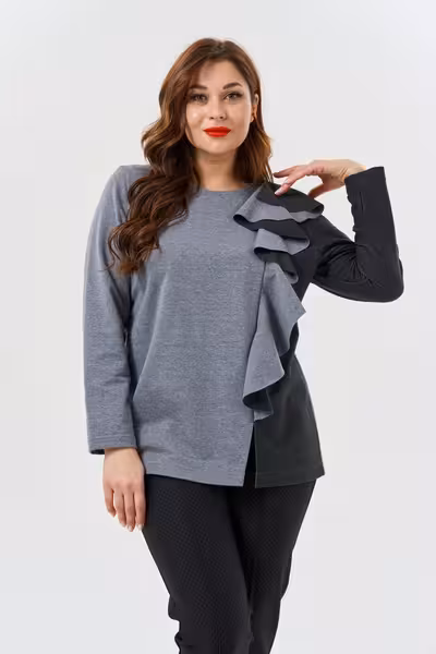 Блузка двухцветная с воланом прямого силуэта серая