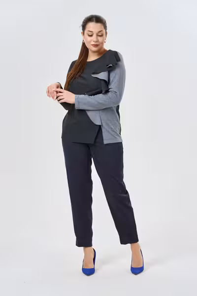 Блузка двухцветная с воланом прямого силуэта длинный рукав