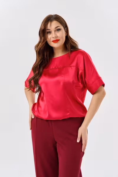Блузка свободная с декоративными линиями красная атласная