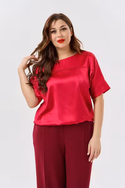 Блузка свободная с декоративными линиями красная атласная