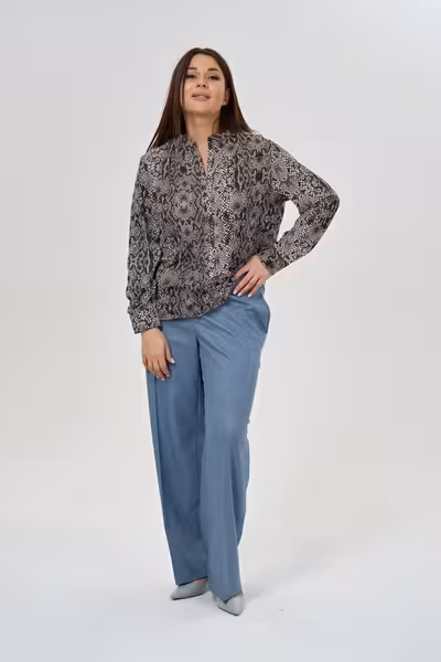 Блузка прямого силуэта с воротником стойкой и длинным рукавом