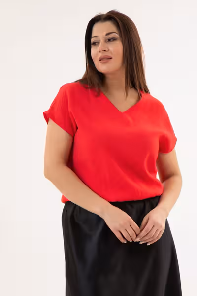 Блузка со спущенным рукавом и резинкой внизу прямого кроя