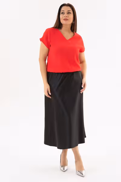 Блузка со спущенным рукавом и резинкой внизу прямого кроя