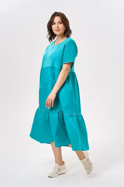 Бирюзовое платье свободного силуэта с ярусами летнее