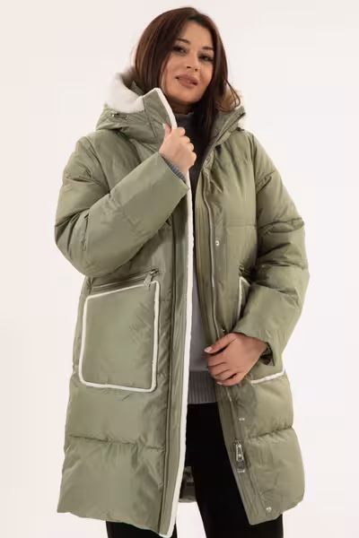 Пуховик оливковый длинный с капюшоном и мехом зимний женский