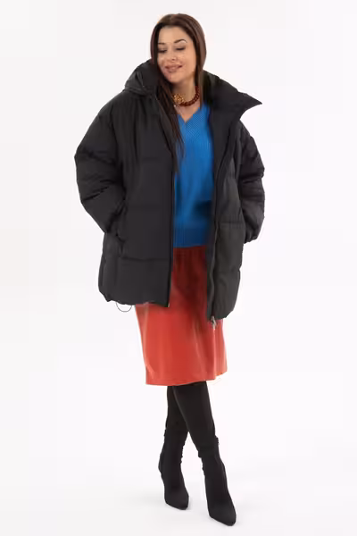 Пуховик женский прямой с капюшоном удлиненный по спинке