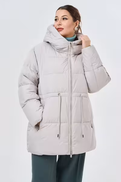 Женский пуховик с капюшоном и поясом на спине бежевый