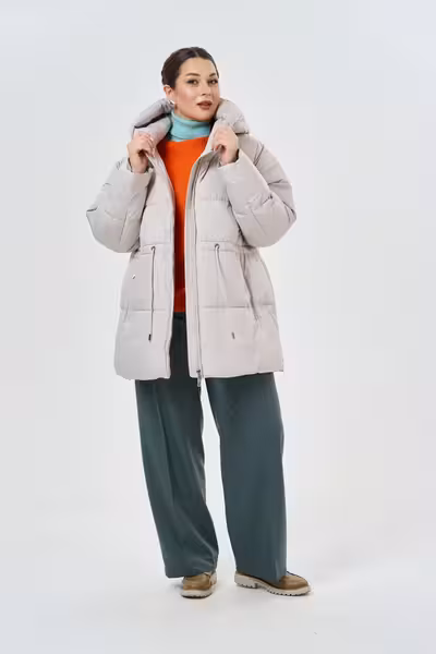 Женский пуховик с капюшоном и поясом на спине бежевый